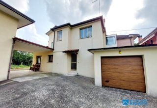 Palazzo in vendita a Mussolente in Via Roma, 1