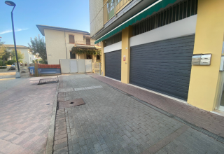 Negozio in vendita a Ravenna in Viale Fratelli Vivaldi, 173