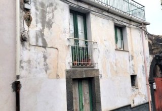 Casa indipendente in vendita a Trecastagni in Via Cavour, 43