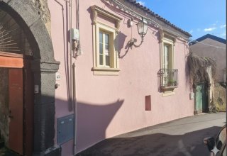 Casa indipendente in vendita a Trecastagni in Via Cavour, 47