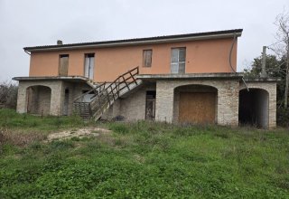 Rustico / Casale in vendita a Montecosaro in Strada Provinciale 74, 35