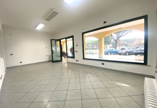 Negozio in vendita a Cervia in Via Martiri Fantini, 42A