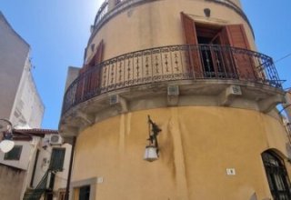 Palazzo in vendita a Villafranca Tirrena in Piazza Arau, 6