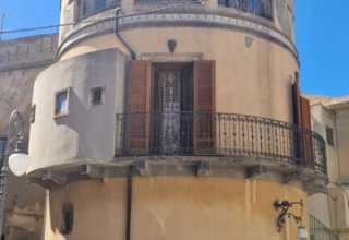 Palazzo in vendita a Villafranca Tirrena in Piazza Arau, 6