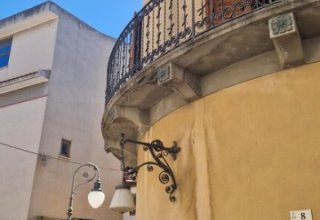 Palazzo in vendita a Villafranca Tirrena in Piazza Arau, 6