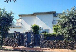 Villa in vendita a Valverde in Via Alessandro Manzoni, 1
