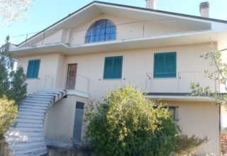Villa in vendita a Sant'Omero in Via Colle Alto