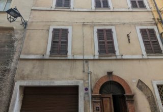 Casa indipendente in vendita a Camerino in Via Varino Favorino, 41